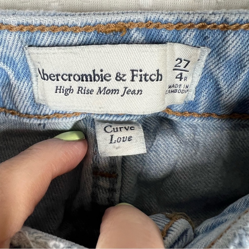 Abercrombie & Fitch Light Wash‎ Curve Love High Rise Mom Jeans - Picture 5 of 6